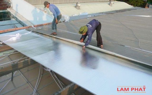 chống nóng mái tôn bằng túi khí cát tường